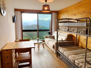 Appartement avec balcon au pied des pistes de ski